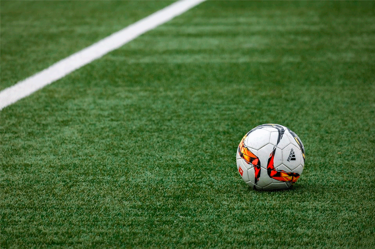 Mantenimiento adecuado de un campo de fútbol con césped artificial